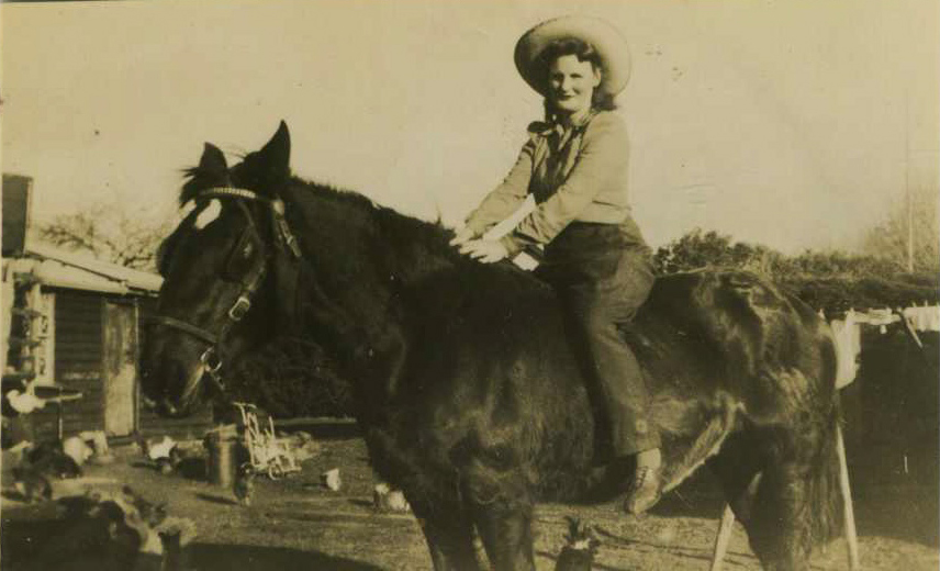 Image JPEG marjorie riding a horse